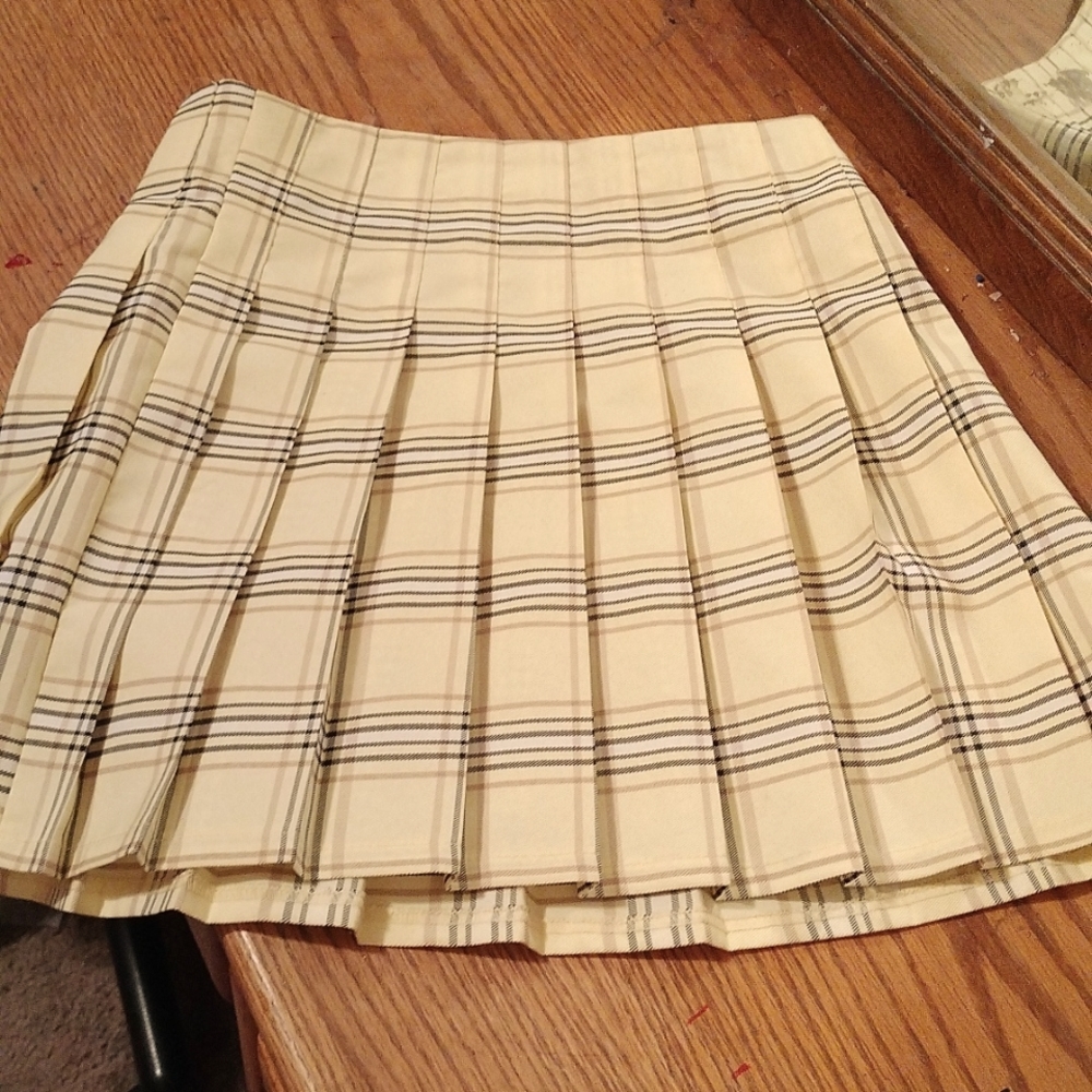 Yellow pleated skirt